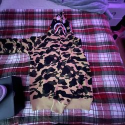 Yellow Camouflage, Babe