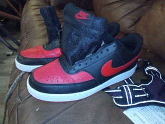 Red Nike low tops black and red size 11 50$