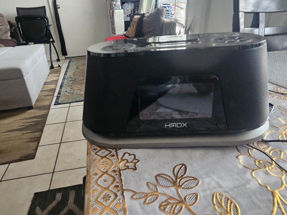 High-performance speaker dock for iPod and power adapter