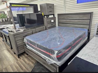 Gray Wood Bedroom Set with Dresser and Mirror