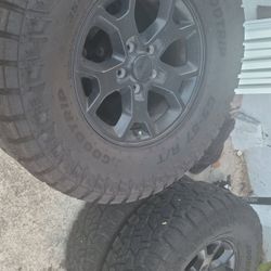 35z12x50r17lt  Like New
