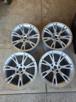 Tesla 19" wheels.