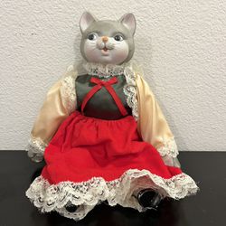 Ceramic Cat Doll Plays “it’s A Small World”