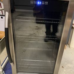 Avanti Beverage Center - Mini Fridge/Refrigerator