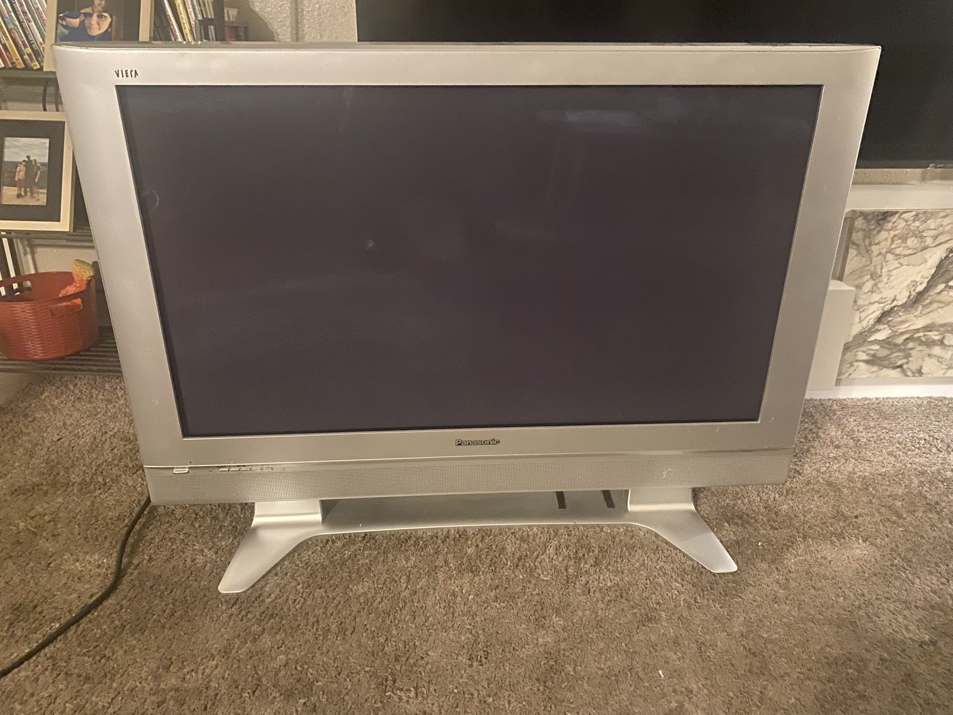 42 «  panasonic HD FLAT PLASMA  TV (W/ REMOTE)