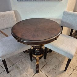 Cute Table And Chairs.. Like New Condition 