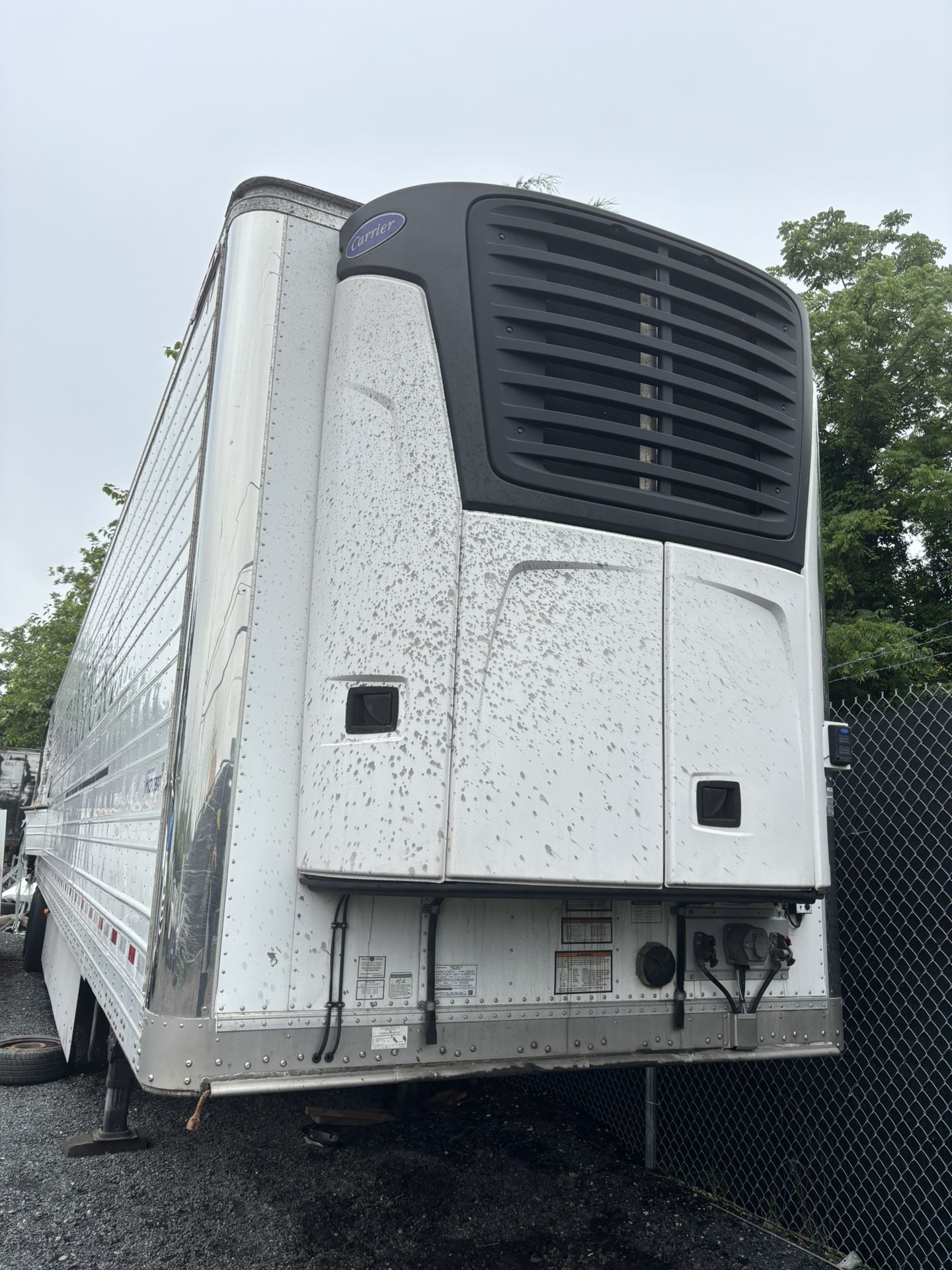 1993 GREAT DANE 2 AXLE TRACTOR TRAILER. **** INCLUDES **** A CARRIER x4 7300 REFRIGERATOR