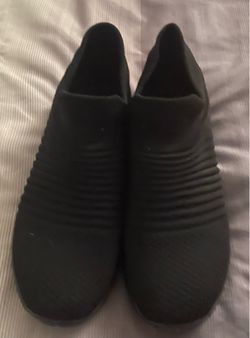 Women’s new slip on sneakers sz 8. Off Boxelder dr 92563