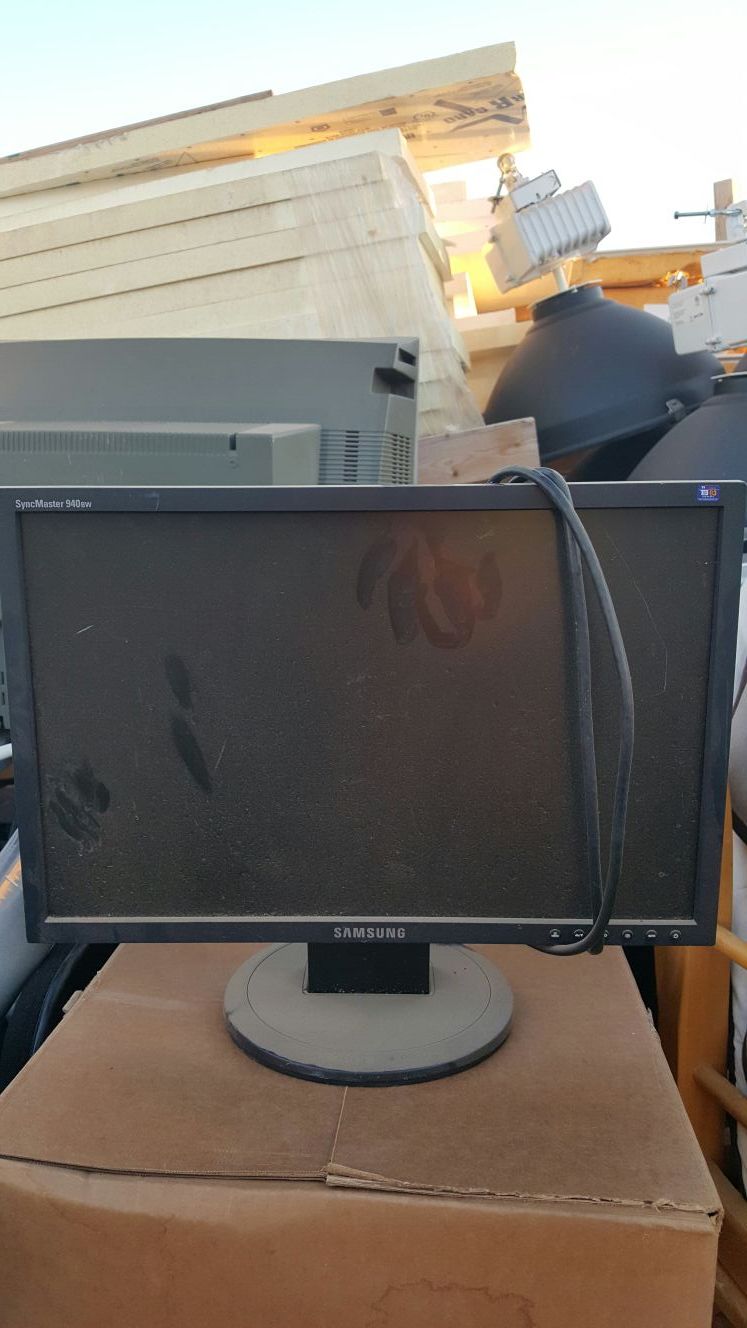 Flat screen monitor with cord for computer Samsung 30 bucks
