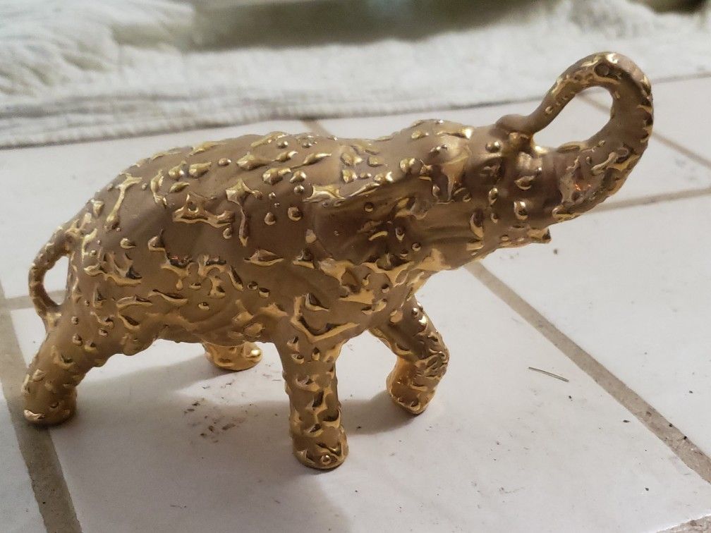 Going fast Porcelain elephant from Africa