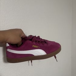 Woman’s Puma Sneakers 