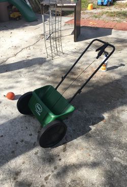 Seed/fertilizer spreader