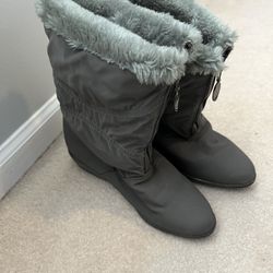 Size 8 medium women’s boots