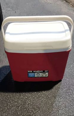 RED Igloo 28 qt Laguna Ice Chest Cooler