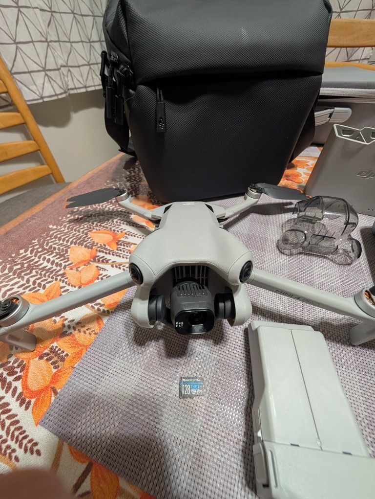 DJI Mini 4 Pro Fly More Camera Drone