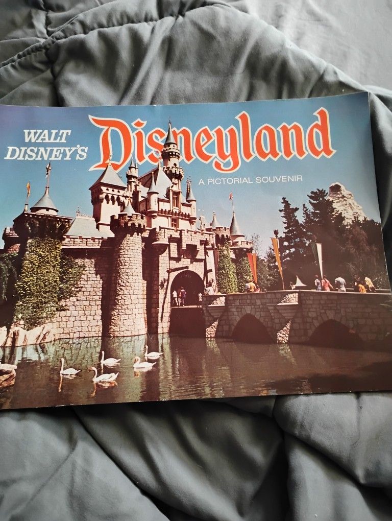 1975 DISNEY SOUVENIR