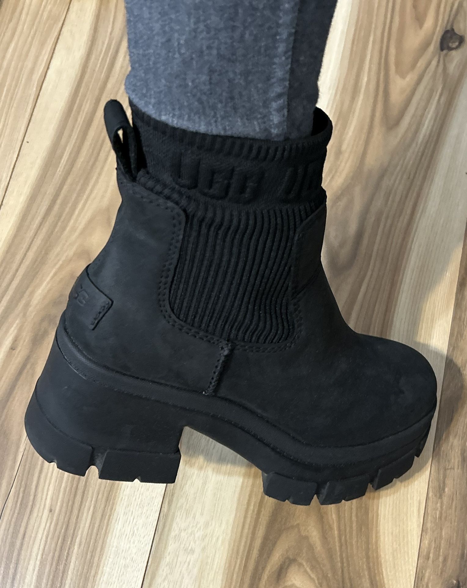 New UGG Women's Black Chunky Ankle Boots