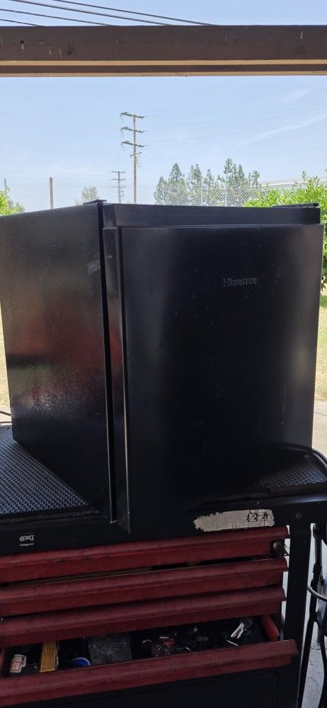 Hisense Mini Fridge Freezer Cooler  Refrigerator Works Great 