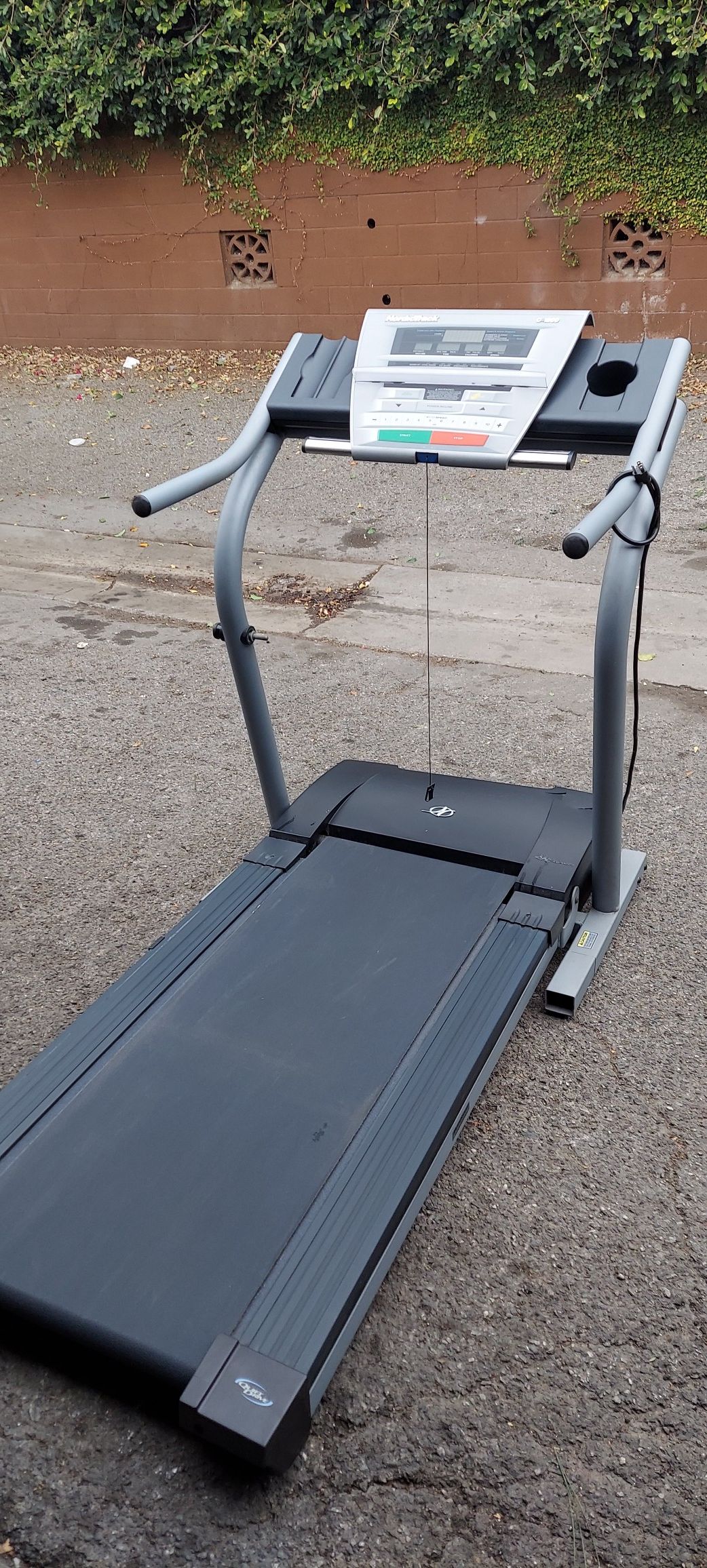 Nordictrack c1800 Foldable Treadmill with Incline for Sale in Long