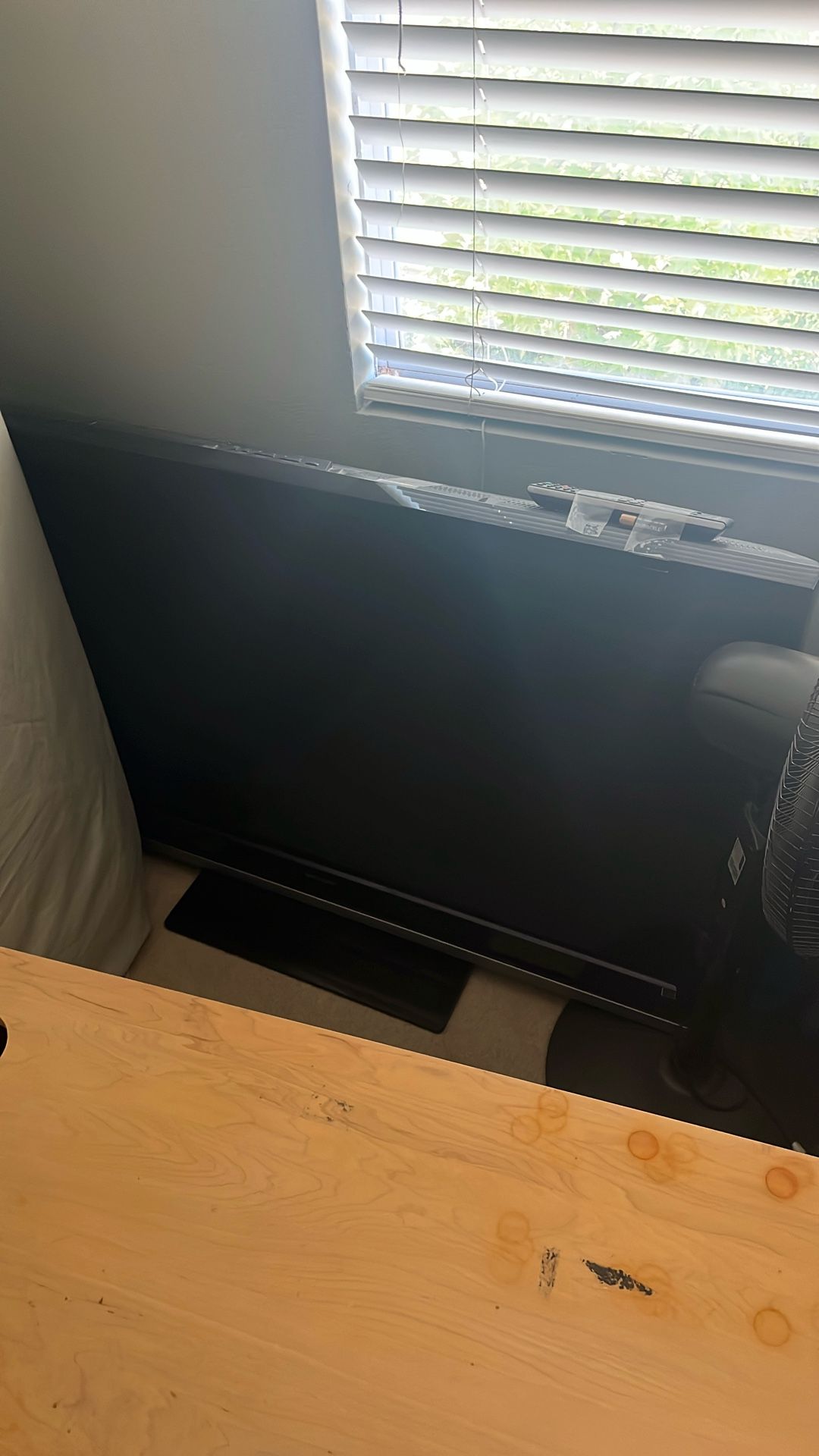 Flatscreen TV with remote free
