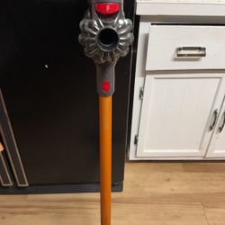 Dyson V8