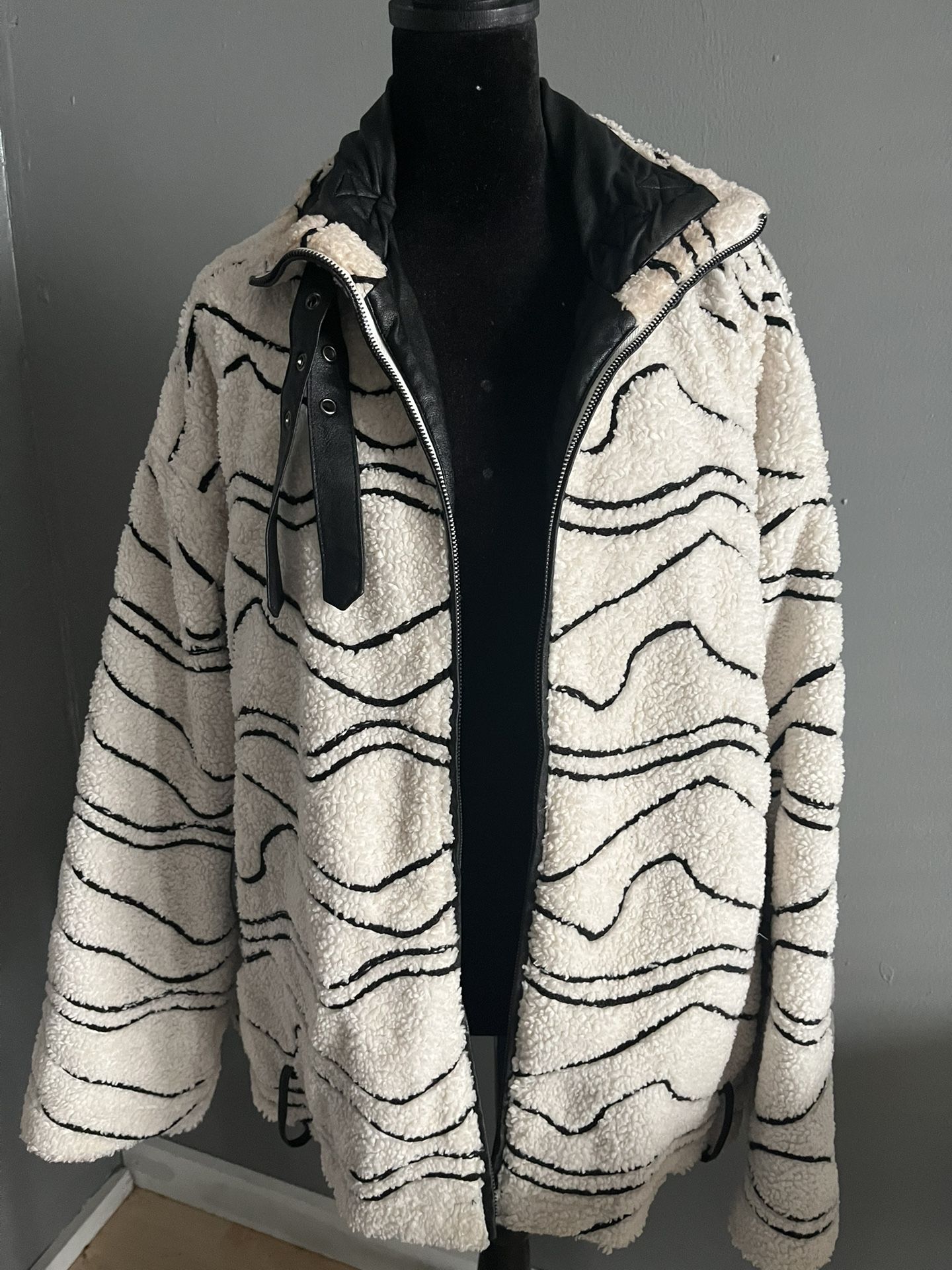 Good Condition Black And White Jacket 😍