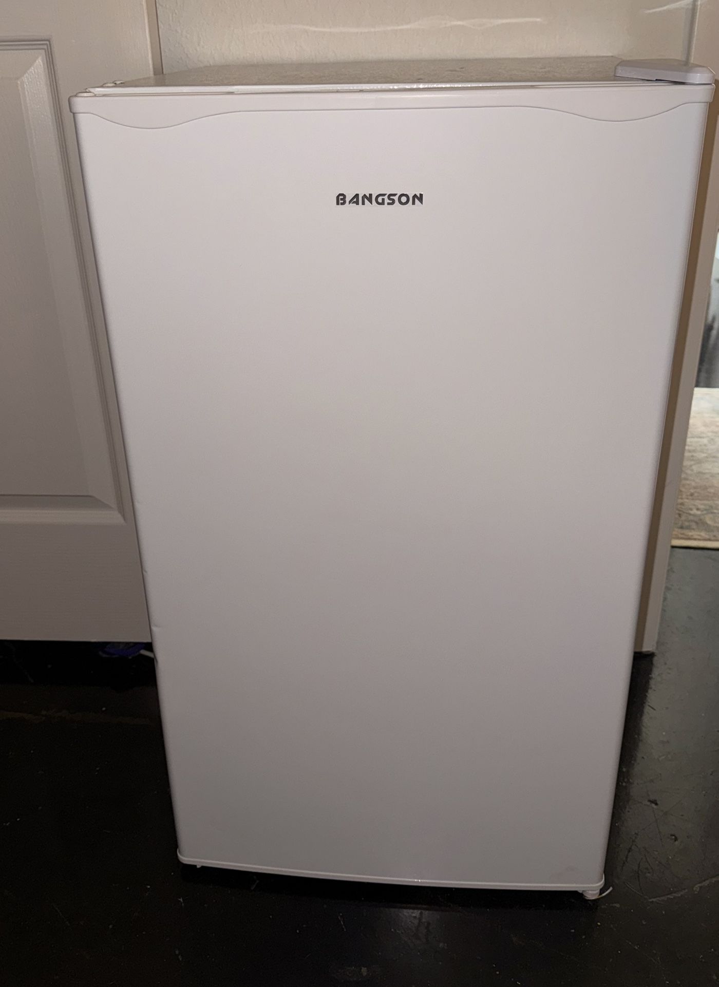 Bangson 2.3 Cubic Feet Mini Fridge W/ Freezer 