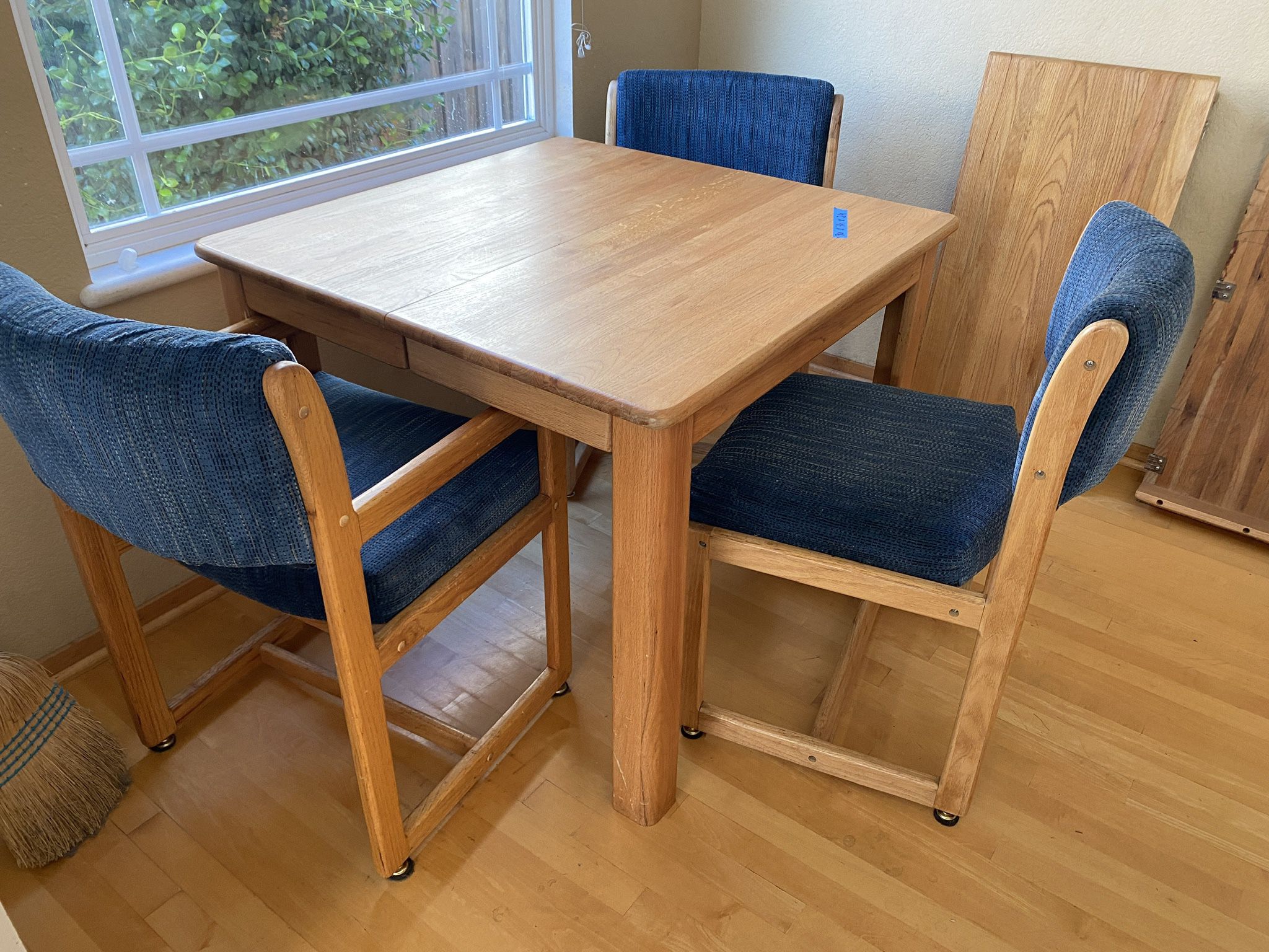 Breakfast Table With 5 Chairs 36x36x29