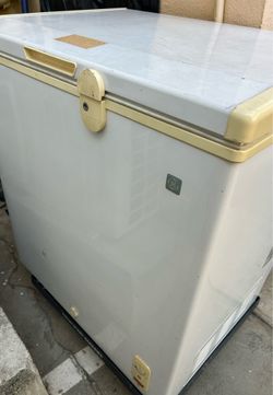 GE chest freezer (5cuft)