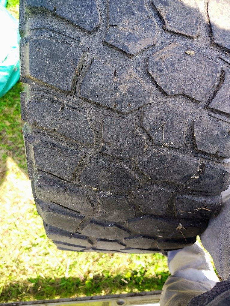 (2)33-12.50r15 Bfg Km2's One On Rim.