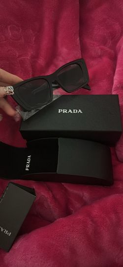 Black unisex sunglasses original price was 160 reselling for 75.