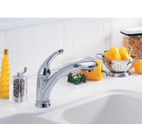 Delta Signature Single Handle Pull Out Sprayer Kitchen Faucet In Crome 