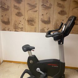 Life Fitness 95C Upright Bike