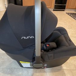 Nuna Pipa Car seat & Base