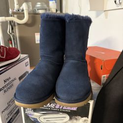 95% New UGG BAILEY BOW NAVY WOMEN BOOT  US Size 7