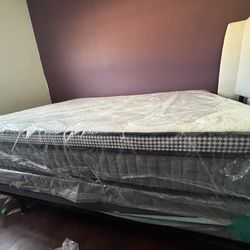 12’’ Queen mattress+box spring+rails