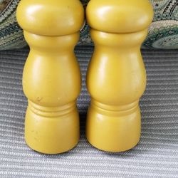 VINTAGE WOOD SALT & PEPPER MILLS