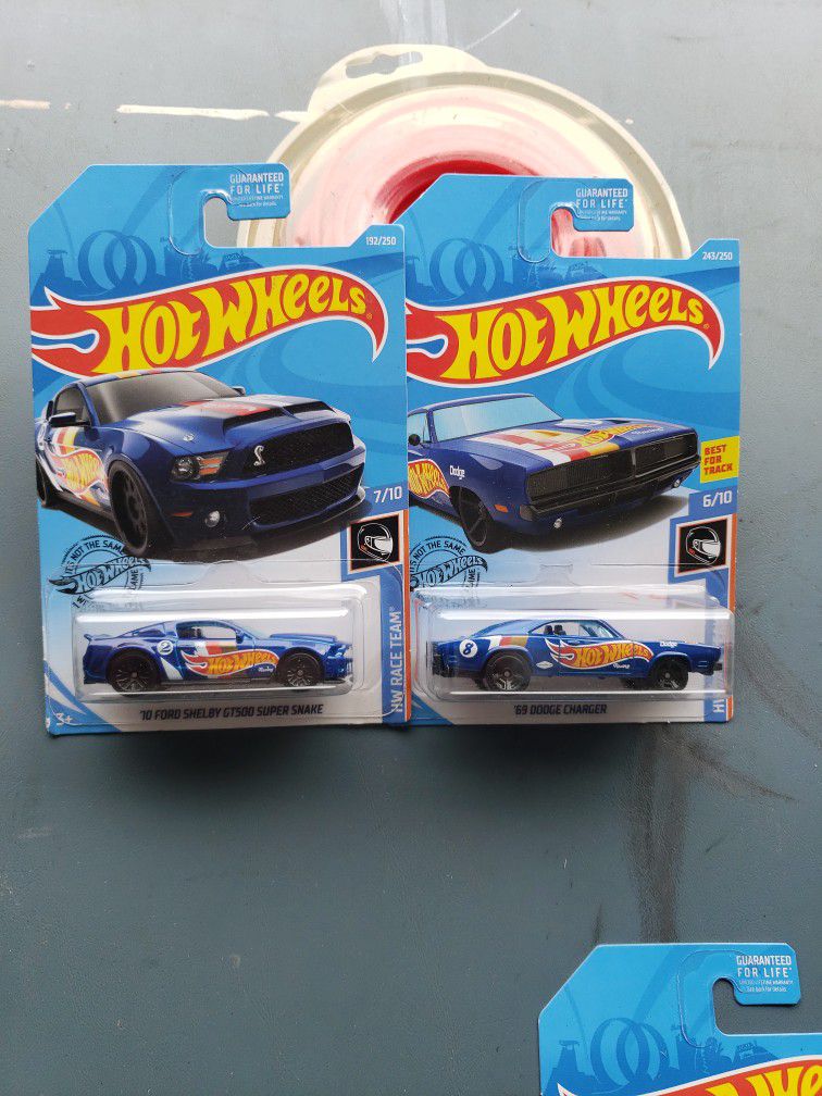 Hot Wheels 2 car race teams set 2010 Ford Shelby GT 500 super snake and a 69 Dodge Charger