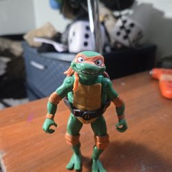 Teenage Mutant Ninja Turtles: Mutant Mayhem Michelangelo action figure. 