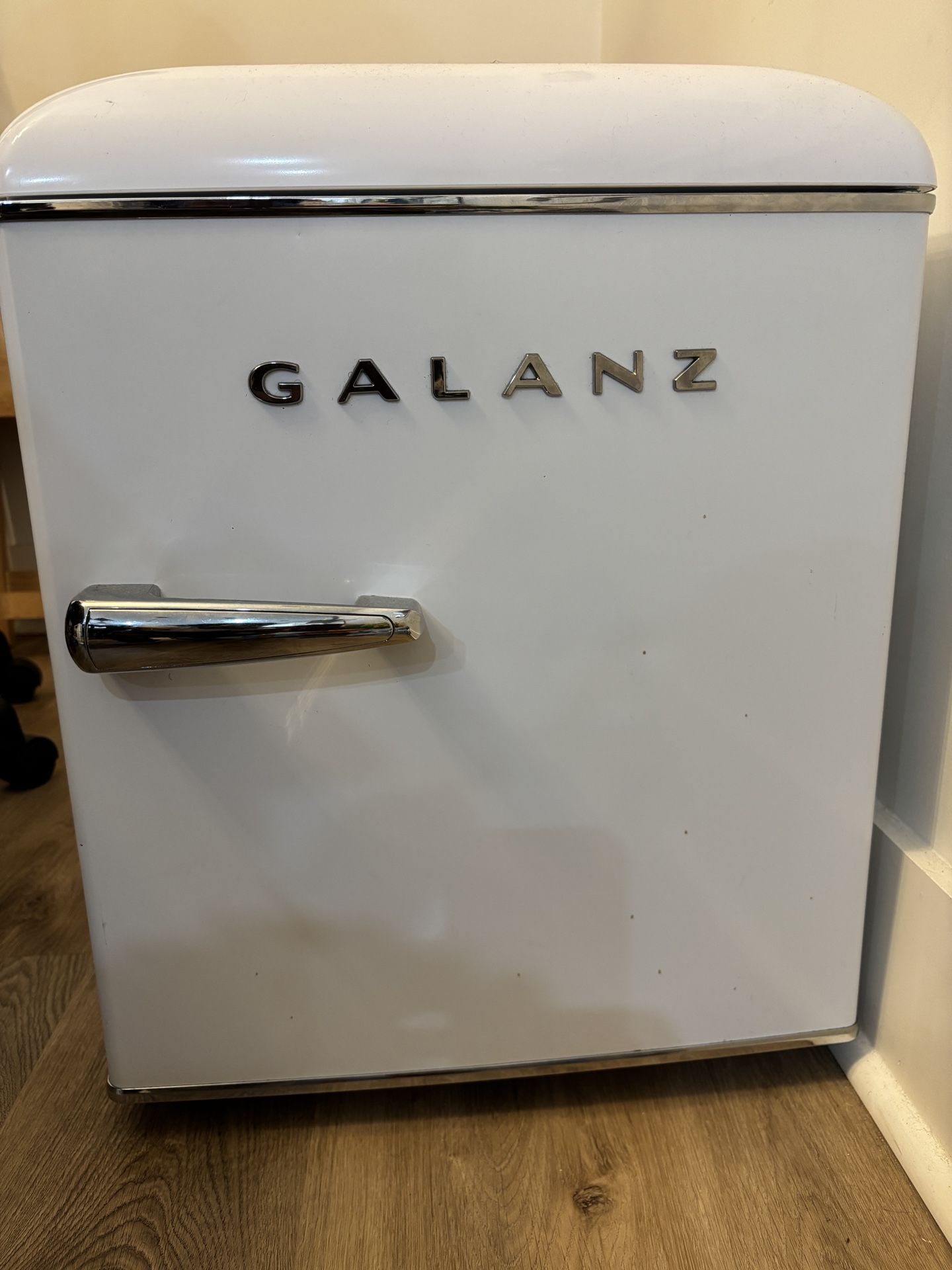 Galanz Retro Mini Fridge – White, Compact Size, Excellent Condition