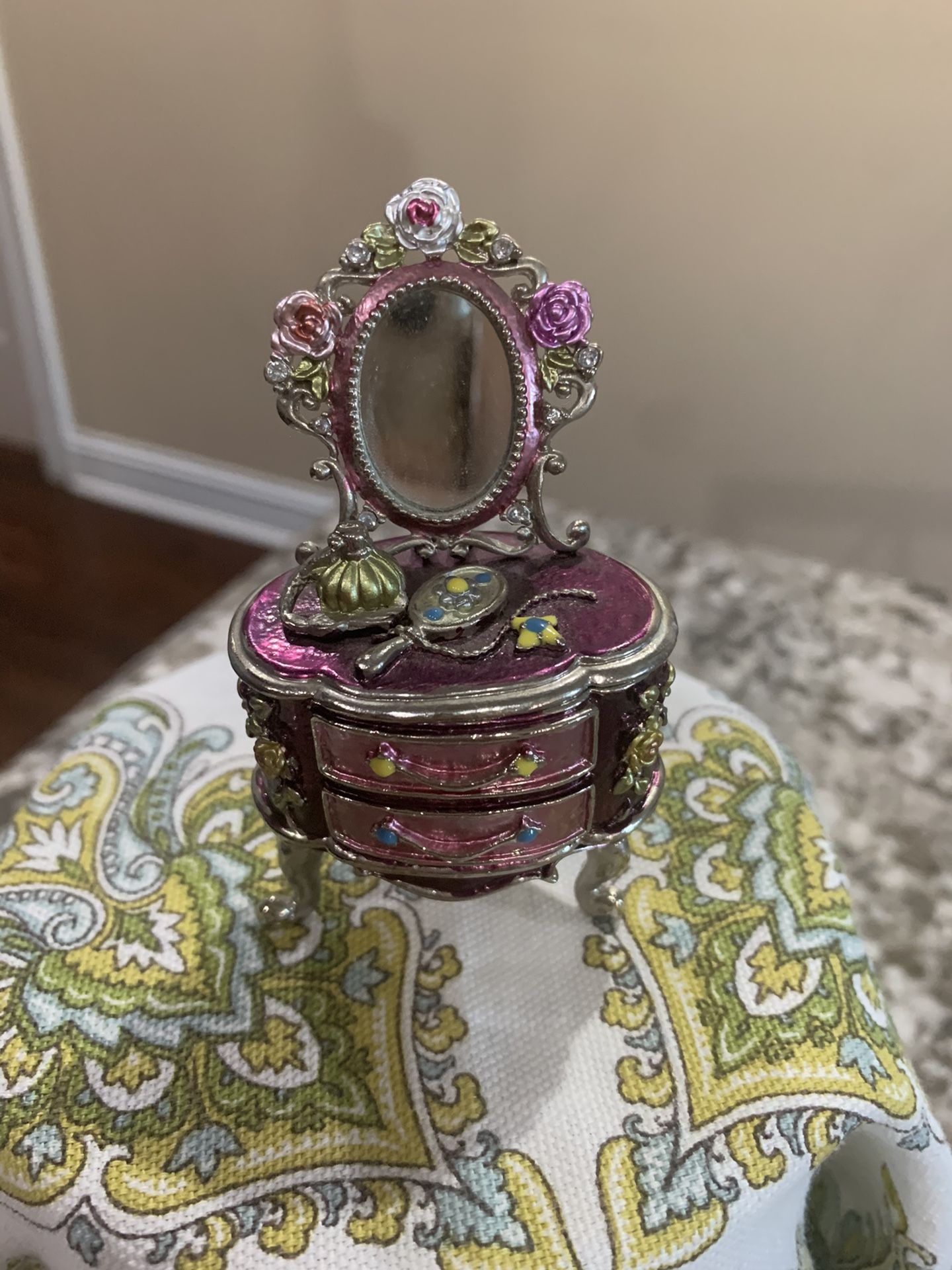 Mini dresser trinket