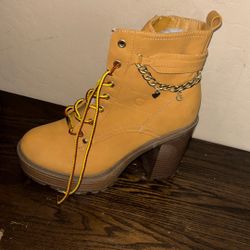Guess boot heels size 8 1/2 they’re just dirty on the fur part as shown on the photo 