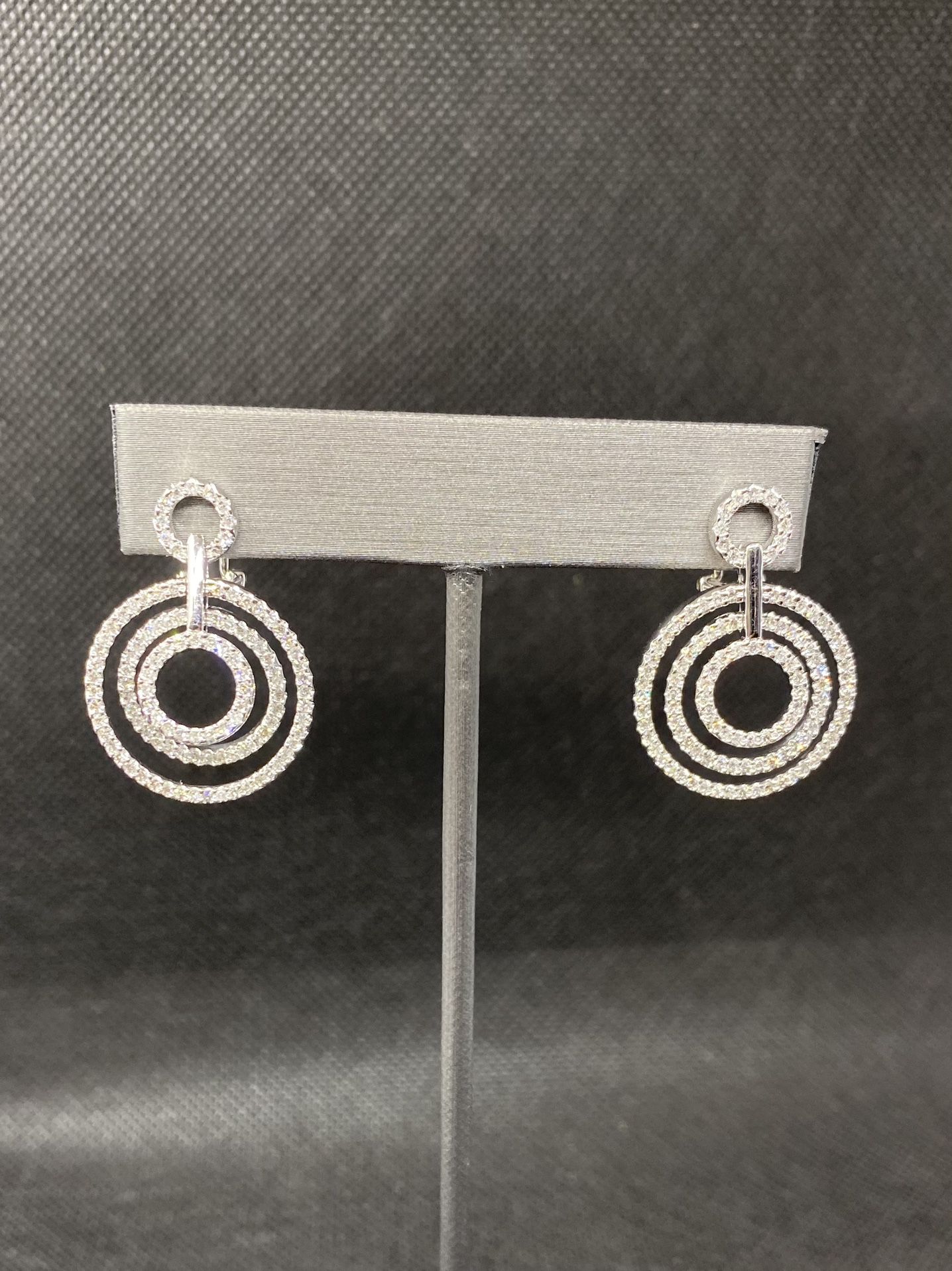 18k White Gold Diamond Circle Earrings