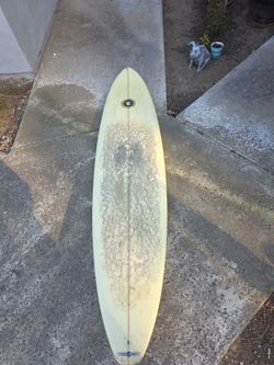 Tri fin surfboard