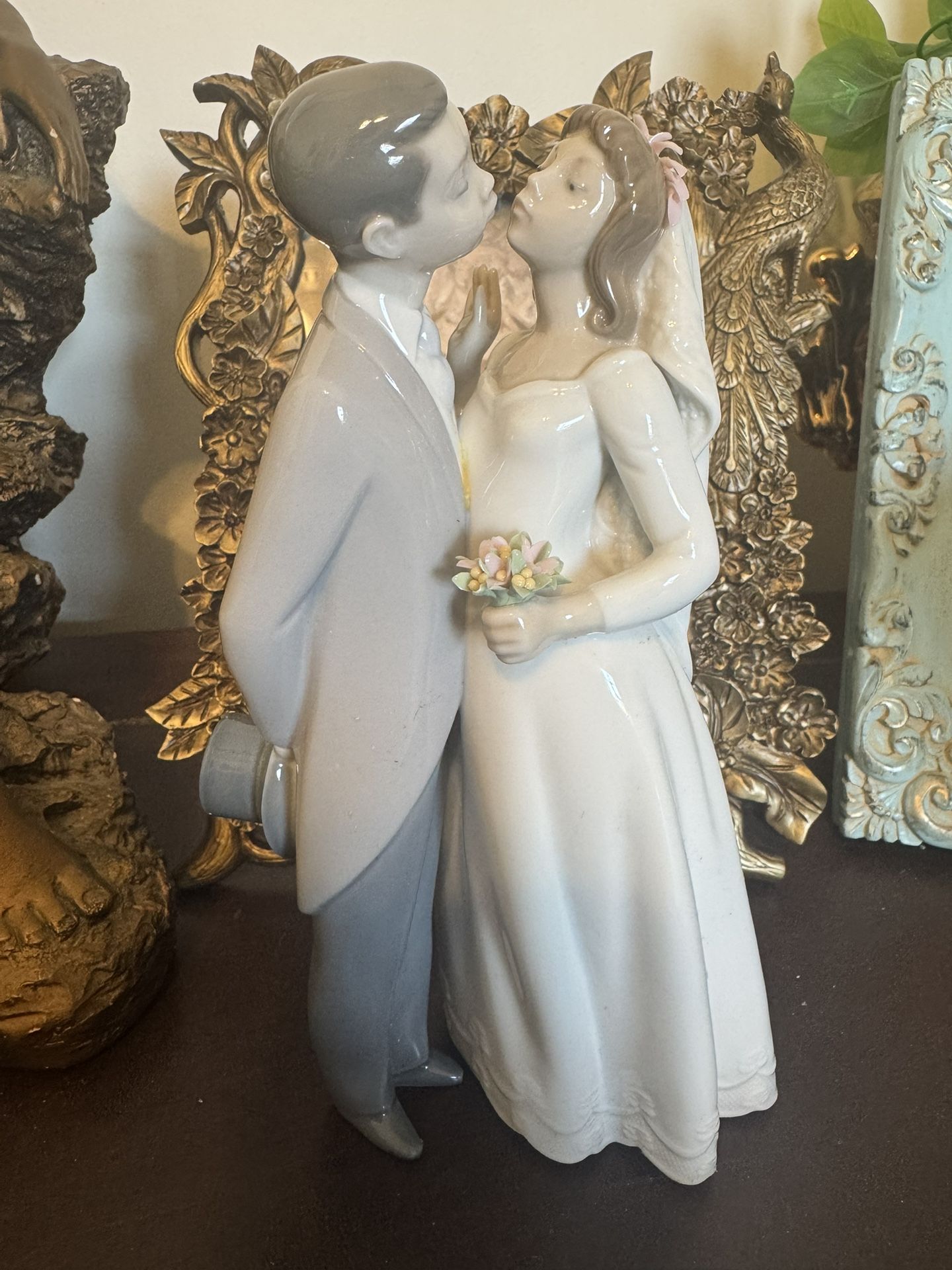 Lladro # 6620 Retired “ A Kiss To Remeber”
