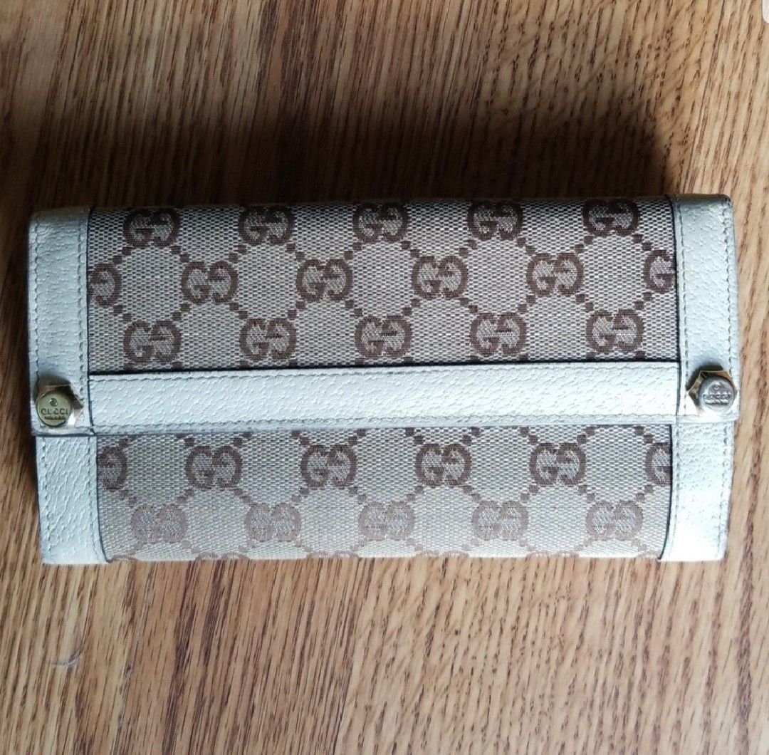 100%Authentic gucci wallet
