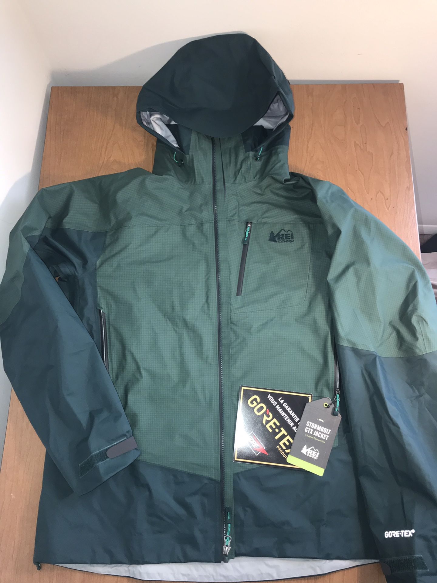 Brand New Men’s Large REI Stormbolt GTX Jacket