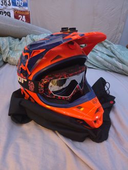 Kids large fox racing helmet and goggles