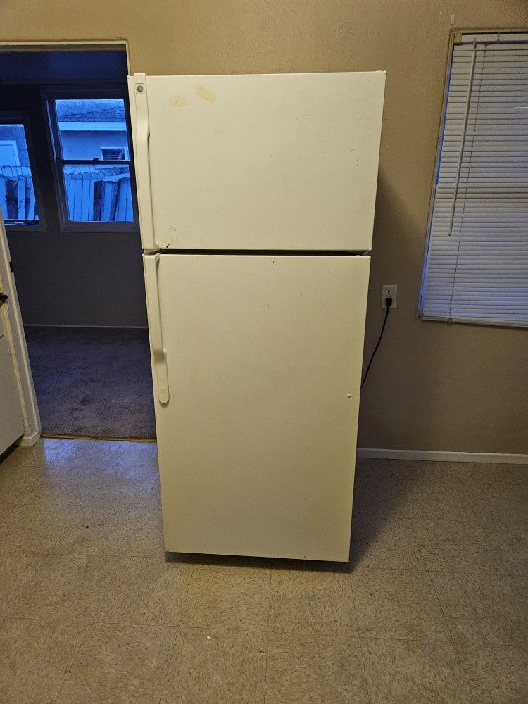 Nice White GE Kitchen Refrigerator