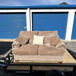 Loveseat W/ Pillows Heavy & Well Maintained Built Clean‼️FREE DELIVERY INCLUDED IN PRICE‼️$80‼️